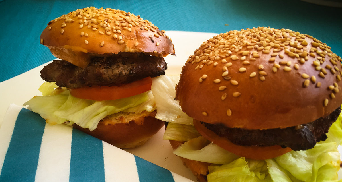 Burger-BBQ: Brioche Burger Buns, Burgersauce und Patties.